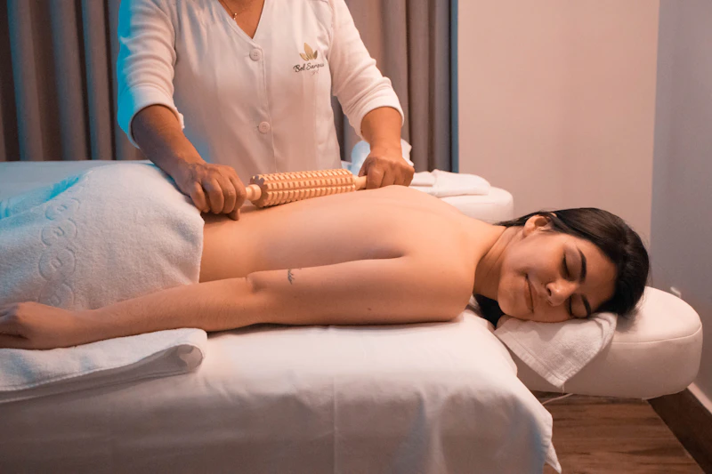 Terapis Harmoni Dewi Spa memberikan layanan pijat panggilan profesional di Yogyakarta